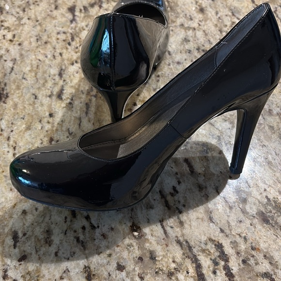 Bandolino Black Patent Leather Heels - Size 8M - Picture 4 of 6